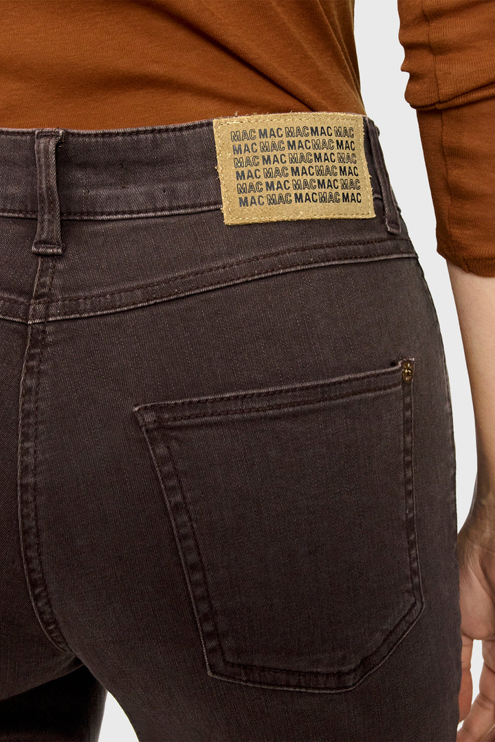 Mac Melanie Brown Stone Wash Authentic Stretch Denim Jeans 30L 5040-90-0387L D701, close up of back pocket and label