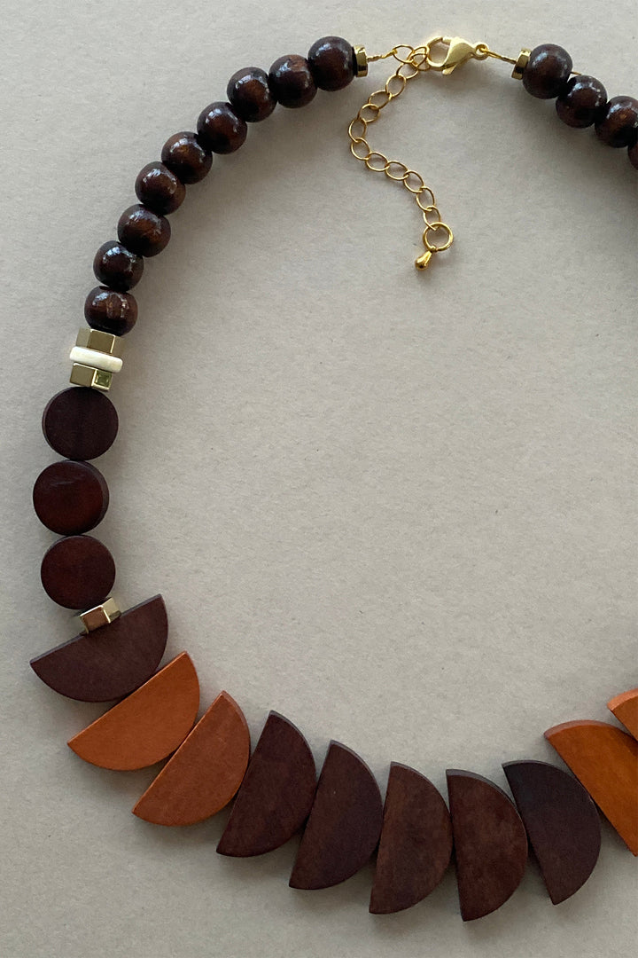 Gist Jewellery Chocolate Orange Brown Wooden Necklace BDL07, close up of the wooden fan