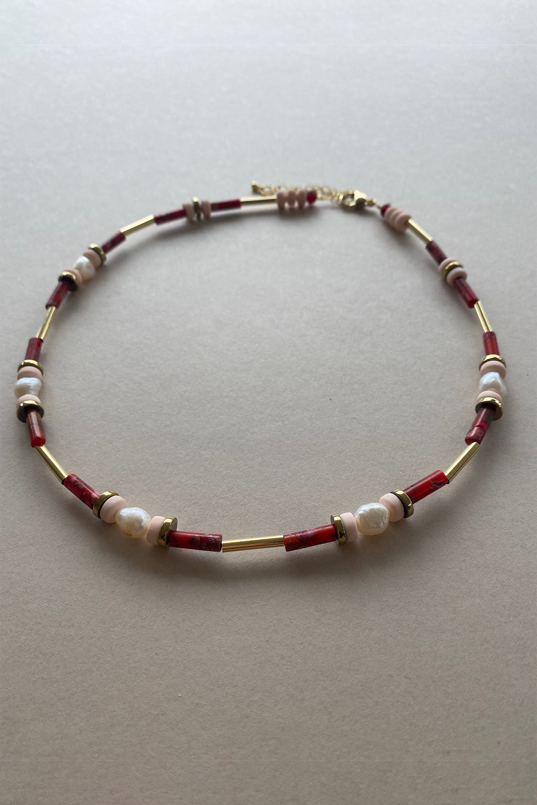 Gist Jewellery Pink and Peach Freshwater Pearl Necklace BDL05, laid flat, closed loop
