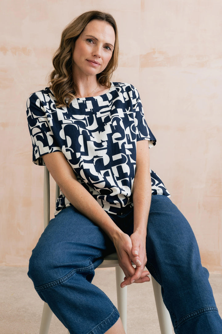 Lily &amp; Me LM26081 Bella Navy Highline Print Linen Blend Top