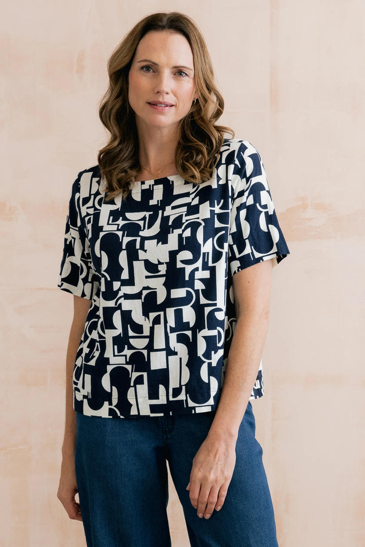 Lily &amp; Me LM26081 Bella Navy Highline Print Linen Blend Top