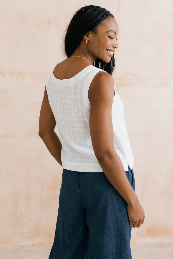 Lily &amp; Me LM26131 Allium White Two Way Vest Plain Seersucker