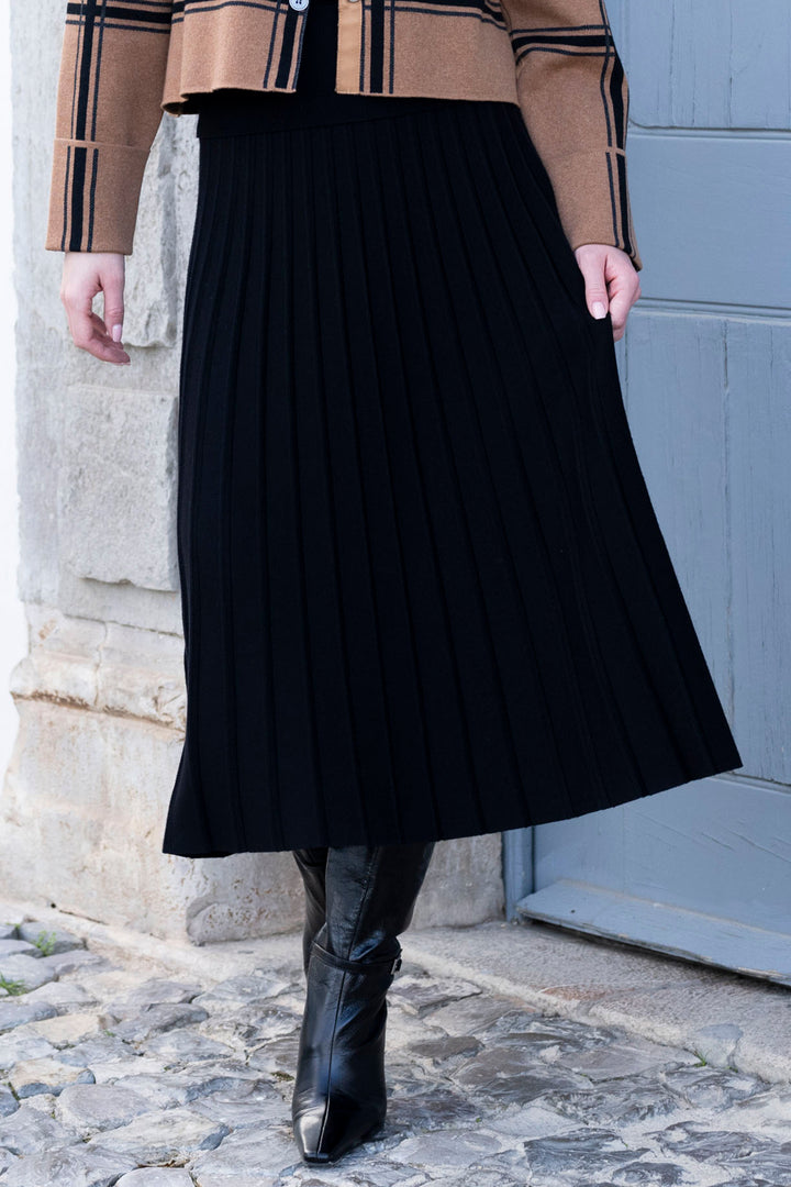 Marble 7123 Black Pleated Knit Midi Skirt 101