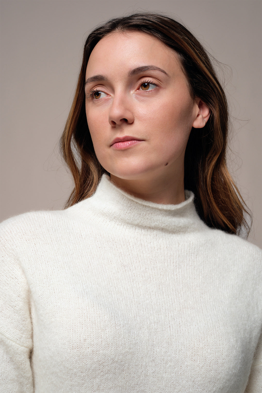 Mat de Misaine Calcaire Cream Alpaca Jumper TREMEL-517, funnel neck detail