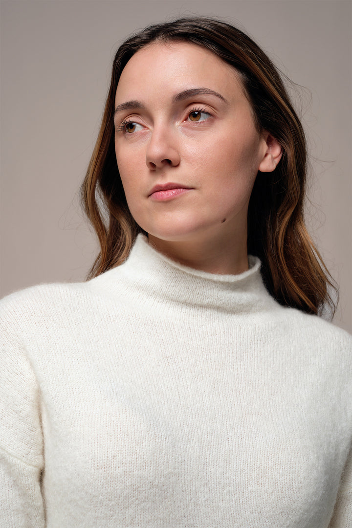 Mat de Misaine Calcaire Cream Alpaca Jumper TREMEL-517, funnel neck detail