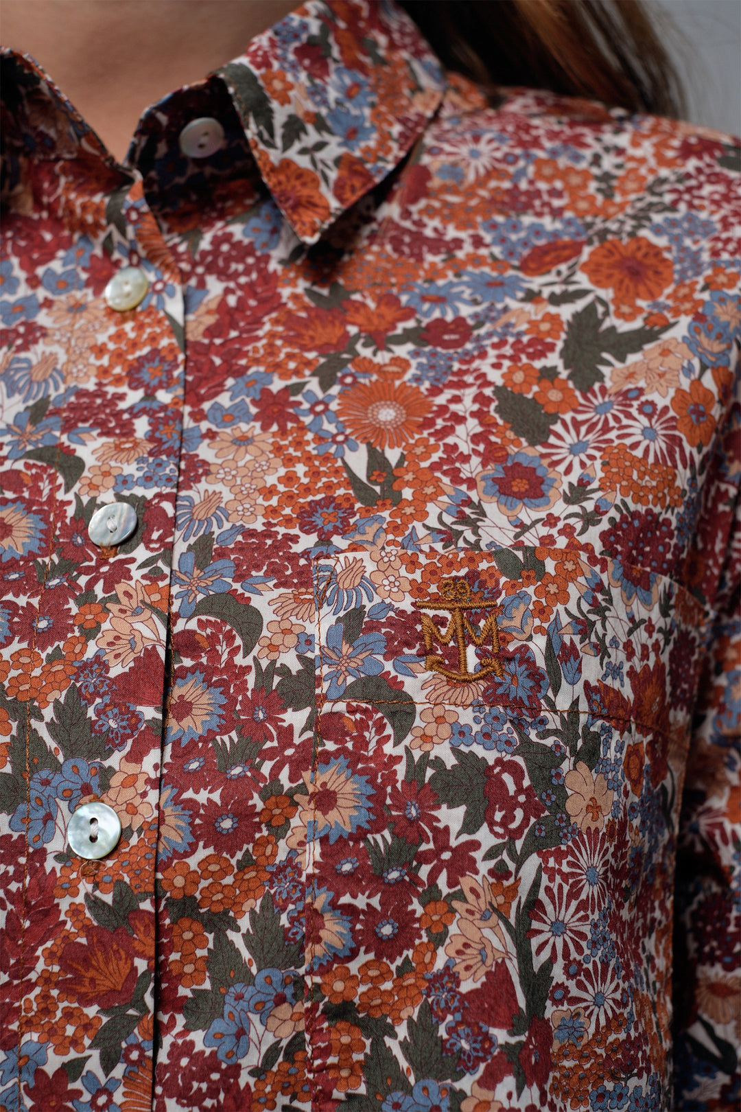 Mat de Misaine Imp Multi Noisette Blouse CUBA-3054, collar and print detail