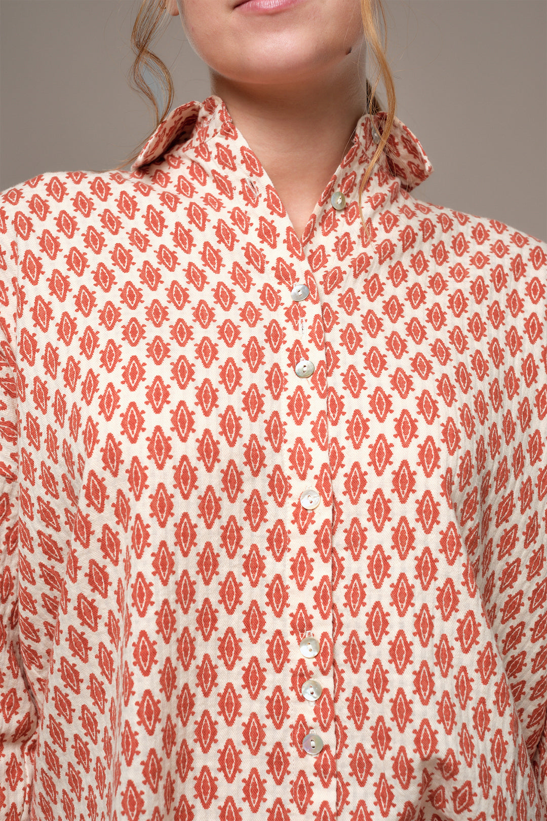 Mat de Misaine Imp Noisette Orange Blouse CROZON-2910, collar and print detail