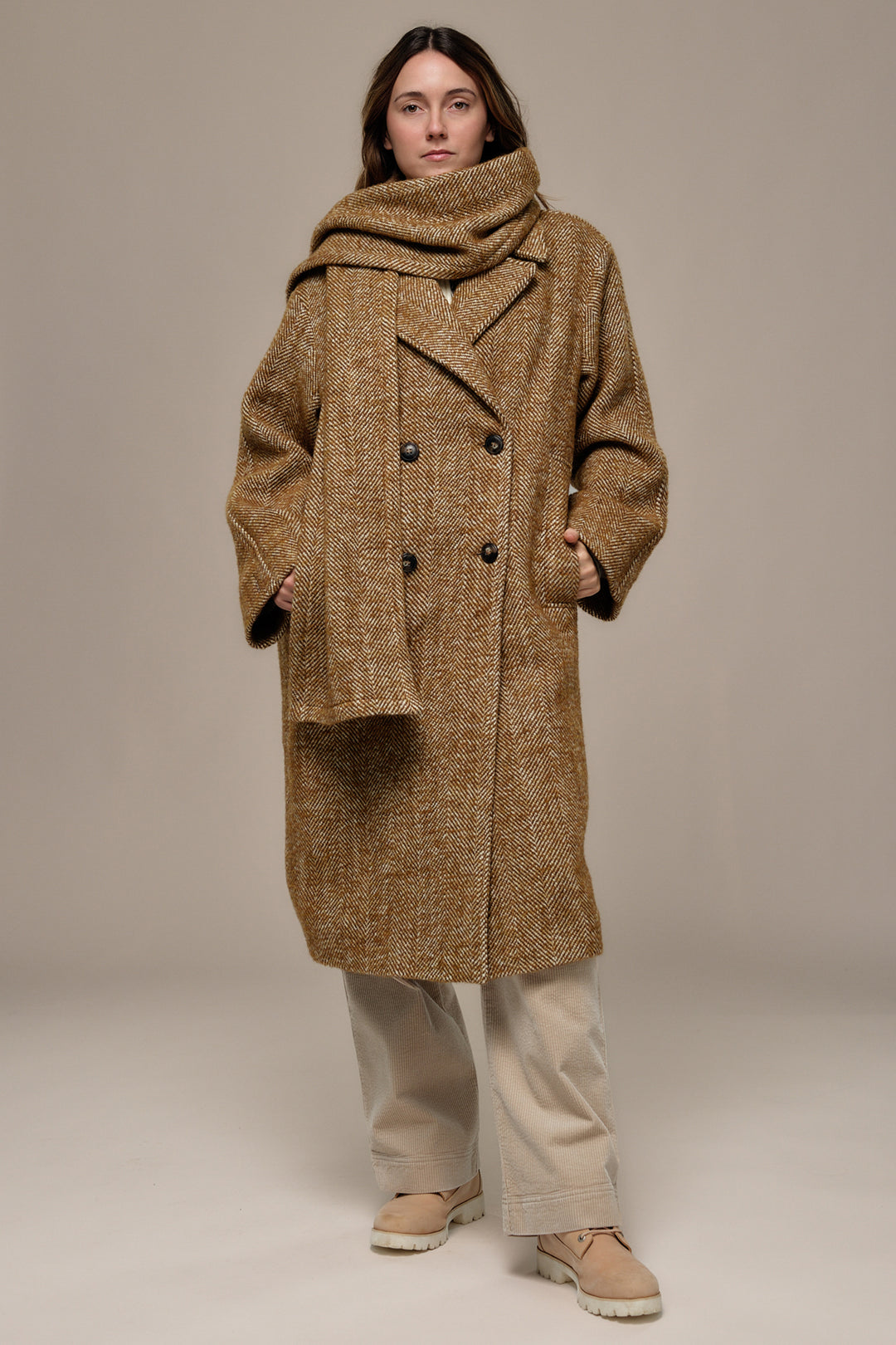 Mat de Misaine Mordore Fantaisie Brown Coat FALCON-25306, front full length styled with scarf