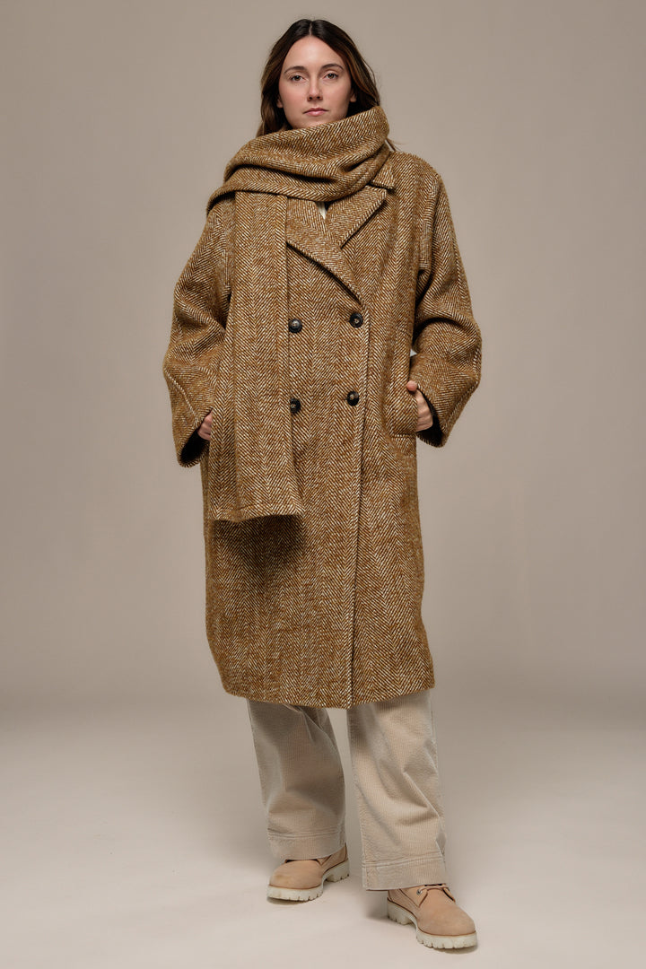 Mat de Misaine Mordore Fantaisie Brown Coat FALCON-25306, front full length styled with scarf