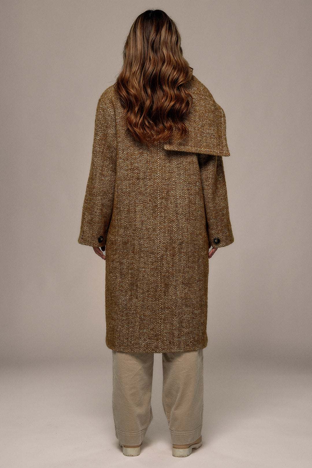 Mat de Misaine Mordore Fantaisie Brown Coat FALCON-25306, back full length