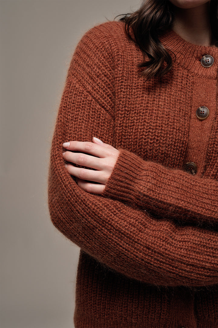 Mat de Misaine Noisette Brown Cardigan THEA CARD-545, sleeve and knit detail
