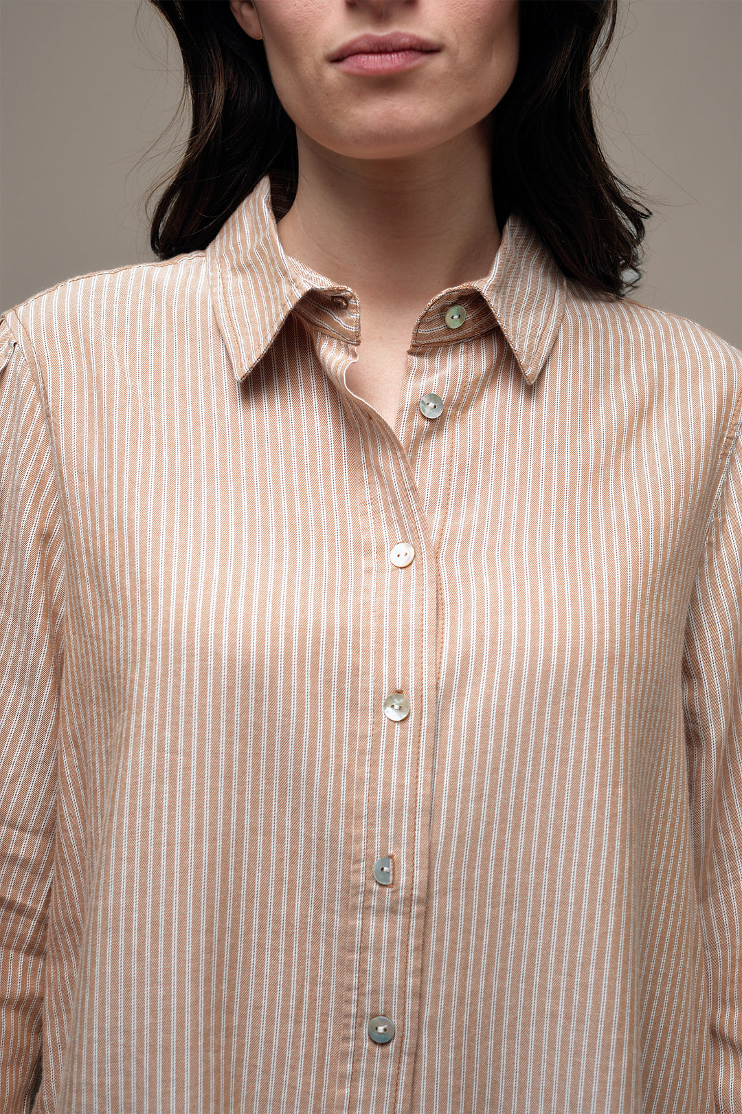 Mat de Misaine Raye Noisette Beige Blouse CADRAN-4193, collar and button detail