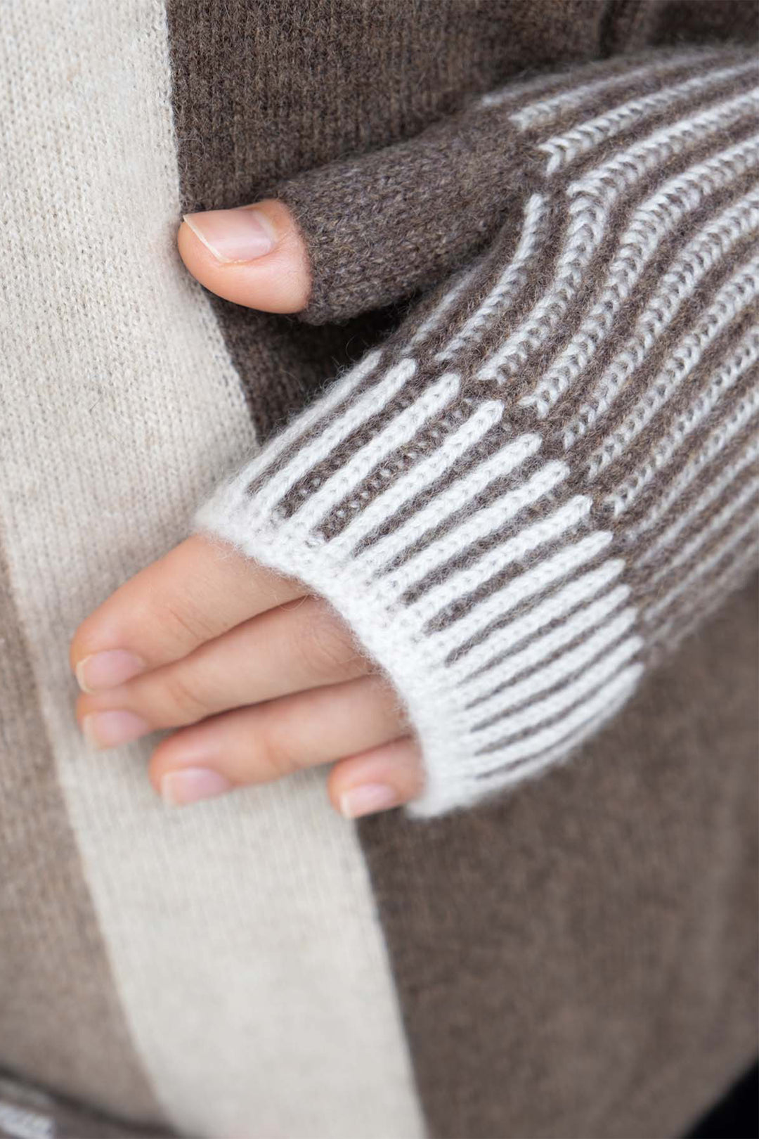 Oats &amp; Rice Marine Brown Cashmere Hand Warmer Gloves OR25-G03, rib and thumb detail