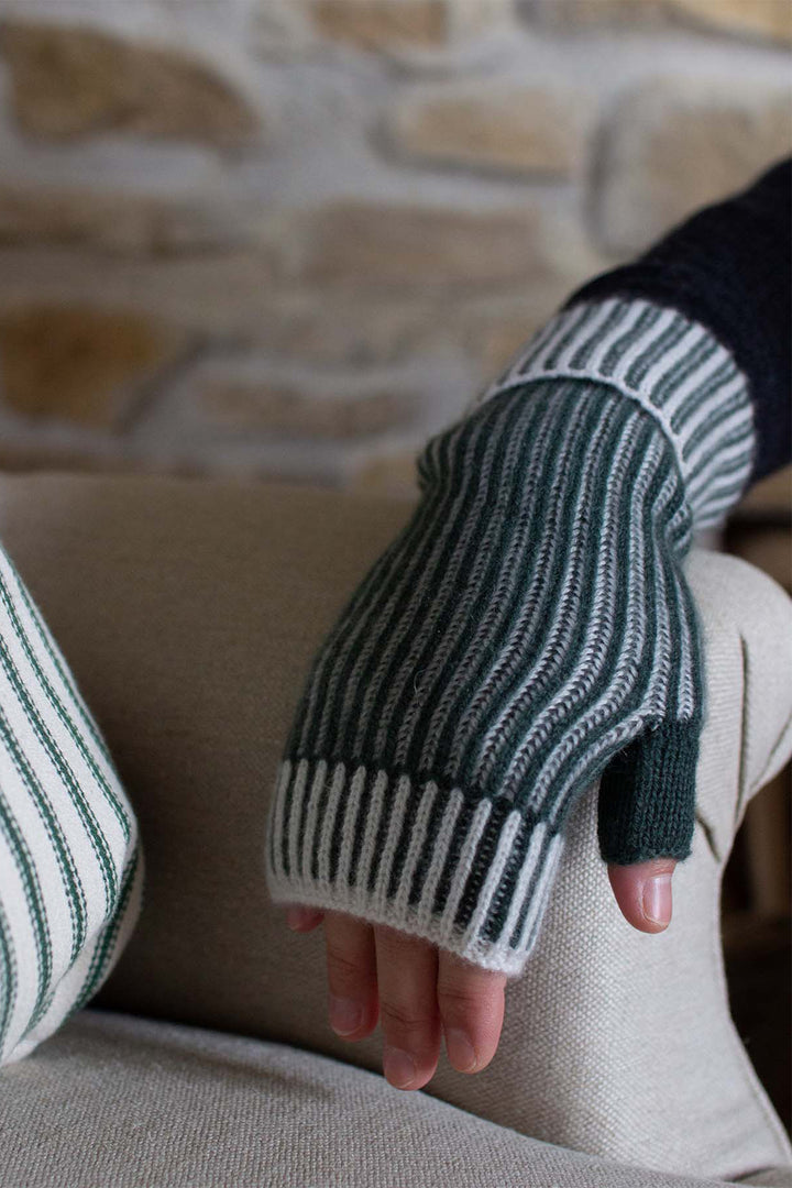 Oats &amp; Rice Marine Green Cashmere Hand Warmer Gloves OR25-G03, folded cuff detail