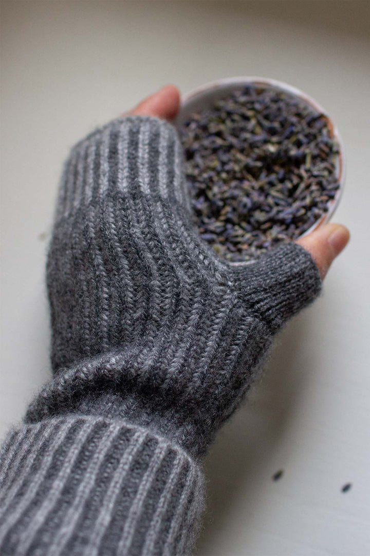 Oats &amp; Rice Marine Grey Cashmere Hand Warmer Gloves OR25-G03, palm detail