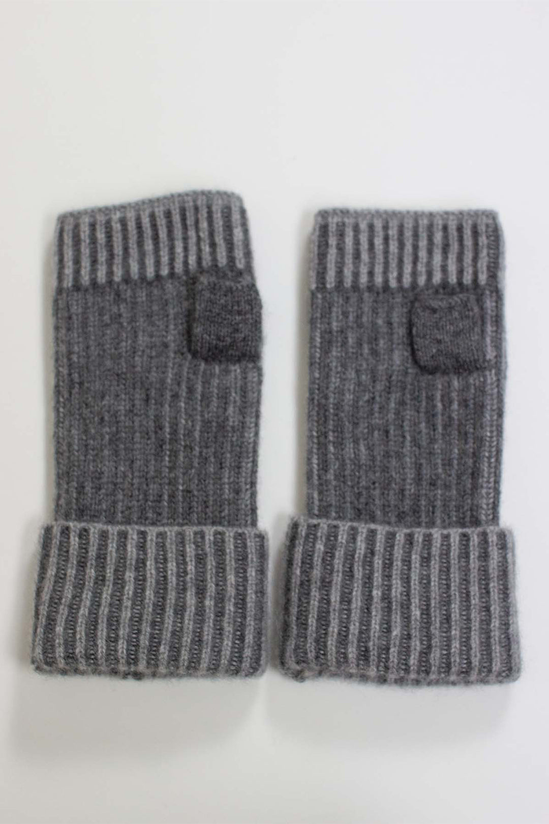 Oats &amp; Rice Marine Grey Cashmere Hand Warmer Gloves OR25-G03, flat lay of the pair
