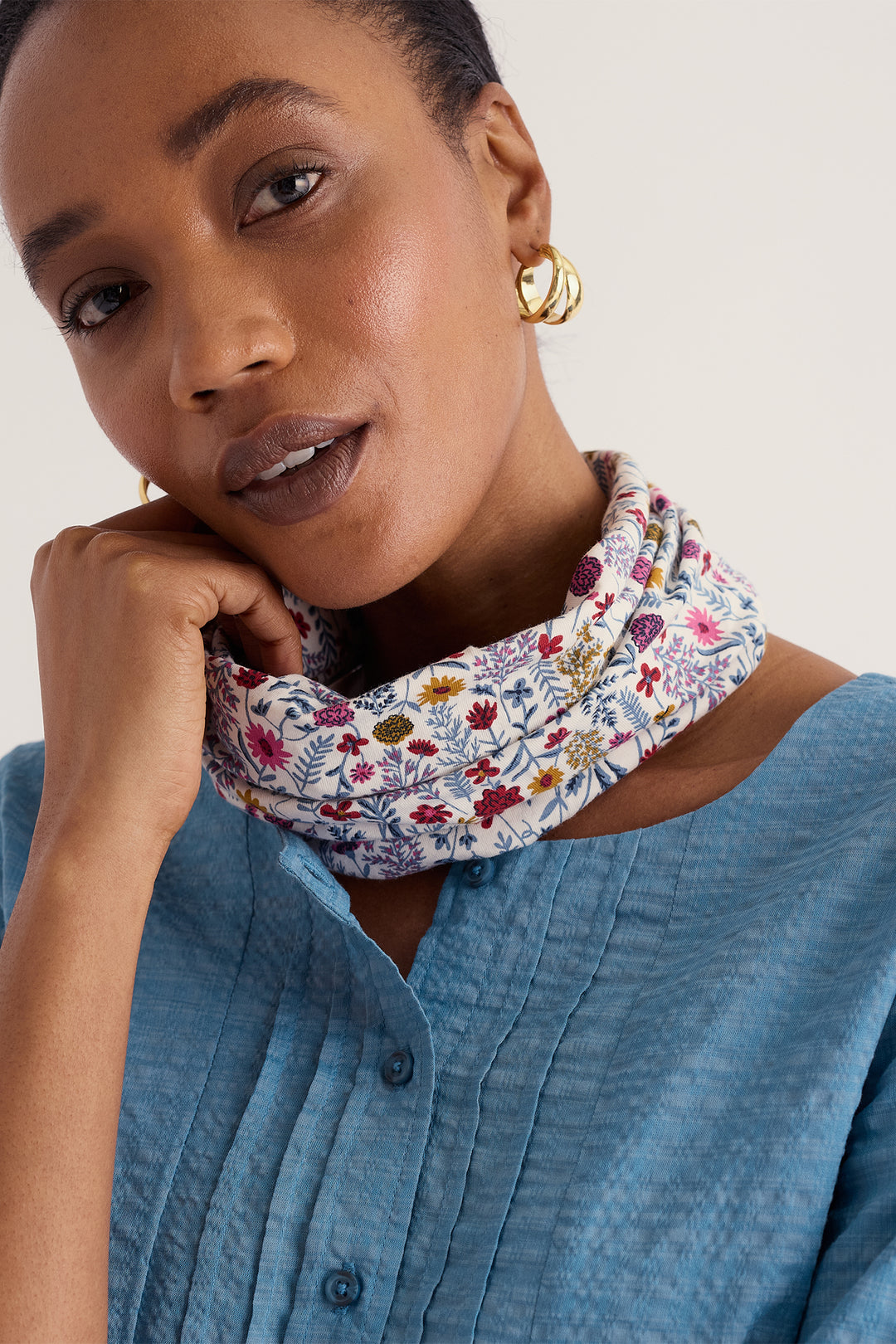 Seasalt Cornwall Handyband Wild Borders Chalk White AC17523 38415, worn at the neck
