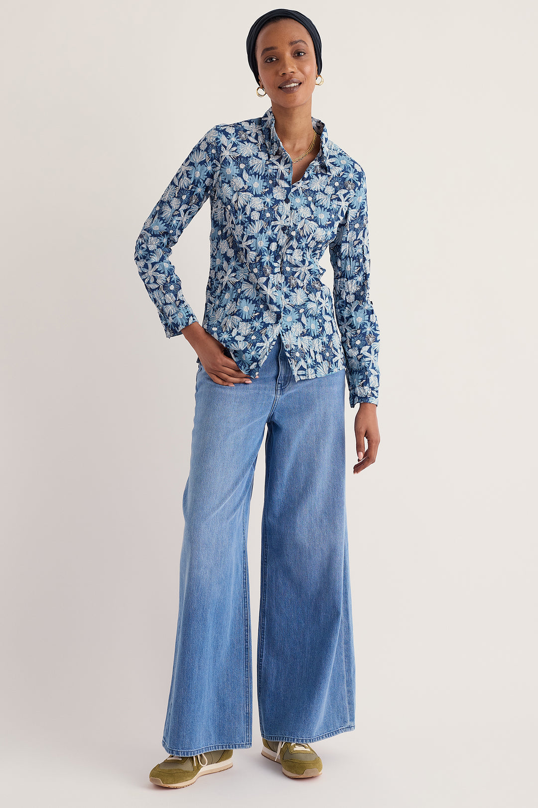 Seasalt Cornwall Larissa Sketchbook Blooms Marine Blue Shirt WM39616 38423, full length view on model with wide leg jeans