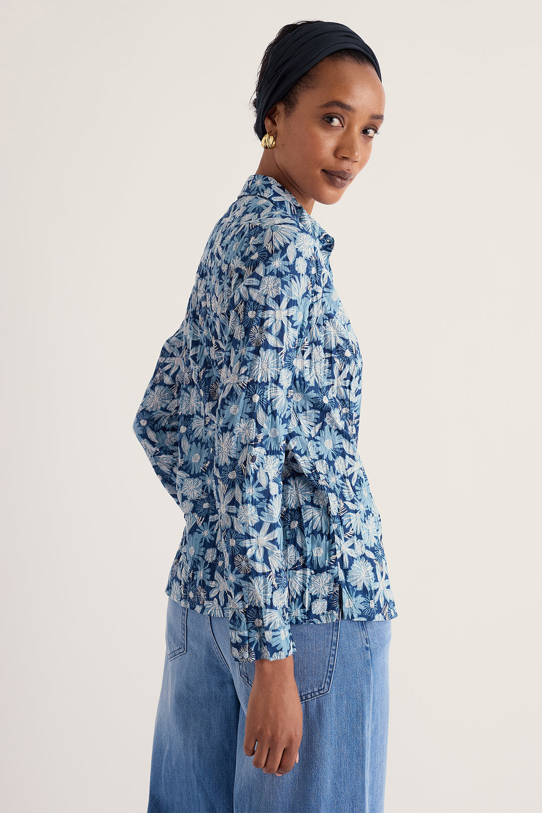 Seasalt Cornwall Larissa Sketchbook Blooms Marine Blue Shirt WM39616 38423, back view on model