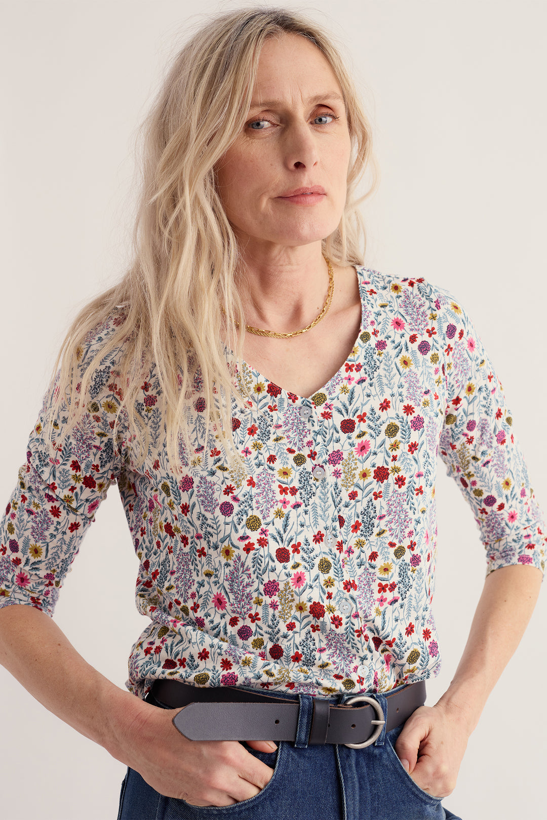 Seasalt Cornwall Studio Glass Wild Borders Chalk White Top WM40477 38415, V neckline detail on model